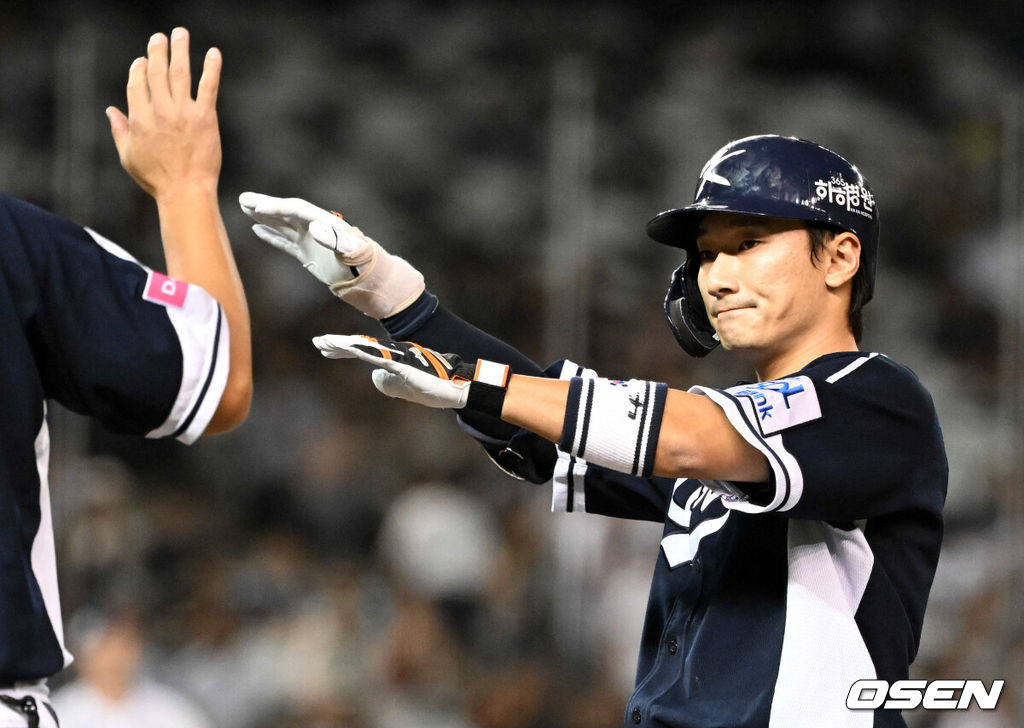 15일 오후 대만 타이베이돔에서 세계야구소프트볼연맹(WBSC) 프리미어12 2024 B조 대한민국과 일본의 경기가 열렸다.대한민국은 3차전 선발투수로 최승용, 일본은 다카하시 히로토를 내세웠다.5회초 무사에서 대한민국 신민재가 중전안타를 날리며 아파트 세리머니를 하고 있다. 2024.11.15 