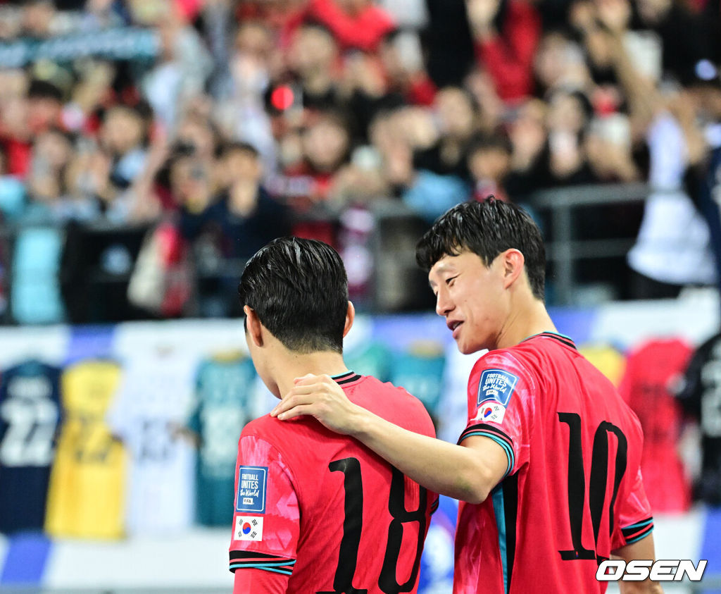 한국이 홈에서 시원한 승리를 거뒀다.홍명보 감독이 이끄는 한국 축구대표팀은 15일 오후 8시 용인미르스타디움에서 이라크와 2026 국제축구연맹(FIFA) 북중미월드컵 아시아지역 3차예선 B조 4차전을 치러 3-2로 이겼다.한국은 3승 1무, 승점 10을 기록하며 조 1위를 유지했다. 이라크는 2승 1무 1패, 승점 7로 2위. 3차 예선 1, 2위 팀은 북중미월드컵 본선 직행 티켓을 확보하는 가운데, 한국이 유리한 고지를 점했다.대한민국 이재성이 이강인과 승리를 기뻐하고 있다. 2024.10.15 / jpnews@osen.co.kr