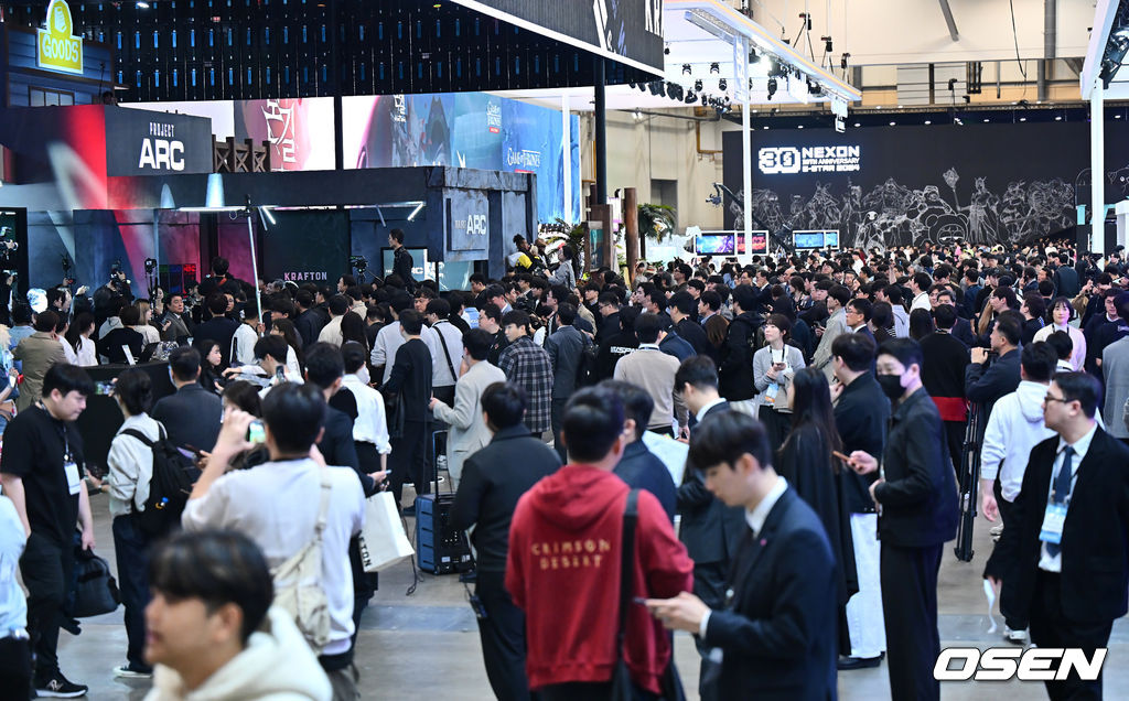 14일 부산 벡스코에서 한국게임산업협회가 주최하고 문화체육관광부가 후원하는 ‘국제게임전시회 지스타 2024’가 열렸다. 20주년을 맞은 올해 지스타는 44개국에서 1375개 업체가 참여하며 3359부스(BTC 2435부스·BTB 924부스) 규모로 역대 최대 규모로 열린다.관람객들이 지스타 2024 부스들을 돌아보고 있다. 2024.11.14 / foto0307@osen.co.kr