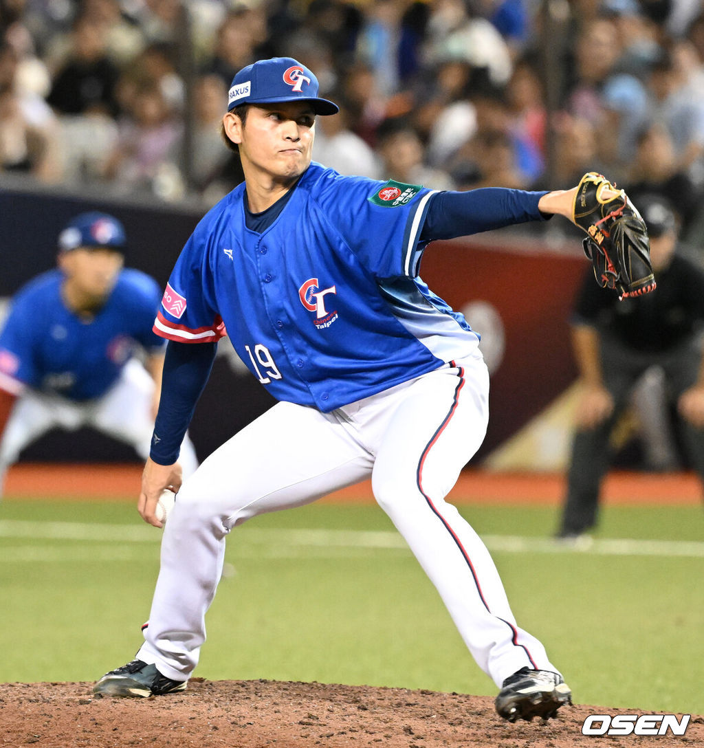 17일 오후 대만 타이베이돔에서 세계야구소프트볼연맹(WBSC) 프리미어12 2024 B조 대만과 호주의 경기가 열렸다.대만은 선발투수로 궈진린, 호주는 미치 넌본을 내세웠다. 5회말 대만 장이가 역투하고 있다. 2024.11.17 /sunday@osen.co.kr