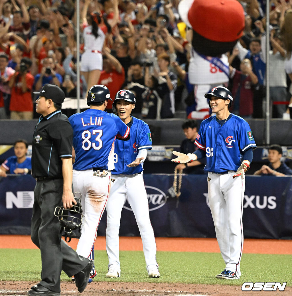 17일 오후 대만 타이베이돔에서 세계야구소프트볼연맹(WBSC) 프리미어12 2024 B조 대만과 호주의 경기가 열렸다.대만은 선발투수로 궈진린, 호주는 미치 넌본을 내세웠다. 7회초 1사 1,2루에서 대만 린리가 스리런 홈런을 치고 홈에서 동료들과 환호하고 있다. 2024.11.17 /sunday@osen.co.kr