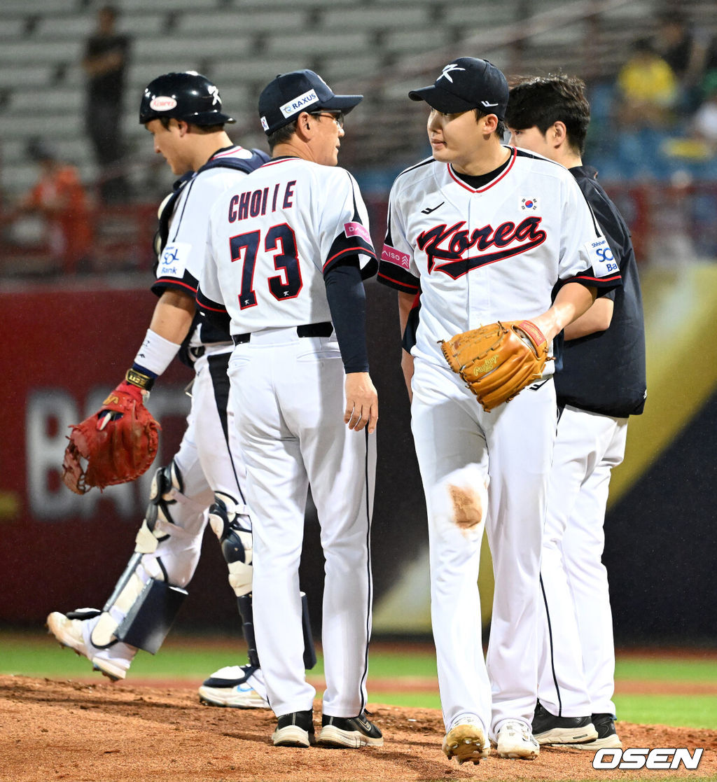 16일 오후 대만 타이베이 티엔무야구장에서 세계야구소프트볼연맹(WBSC) 프리미어12 2024 B조 대한민국과 도미니카공화국의 경기가 열렸다.대한민국은 4차전 선발투수로 임찬규, 도미니카공화국은 프랑클린 킬로메를 내세웠다.4회초 무사에서 도미니카공화국 알칸타라에게 투런 홈런을 허용한 한국 임찬규가 마운드를 내려가고 있다. 2024.11.16 /sunday@osen.co.kr