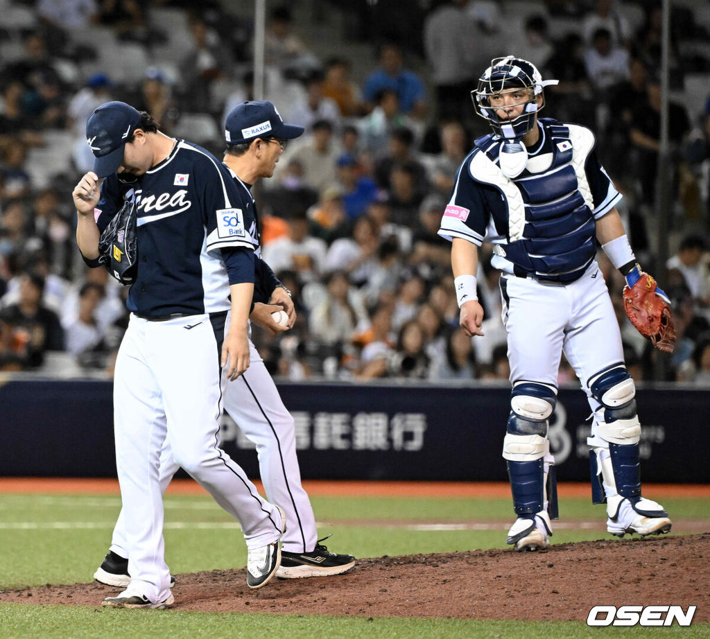 15일 오후 대만 타이베이돔에서 세계야구소프트볼연맹(WBSC) 프리미어12 2024 B조 대한민국과 일본의 경기가 열렸다.대한민국은 3차전 선발투수로 최승용, 일본은 다카하시 히로토를 내세웠다.7회말 2사 2루에서 대한민국 정해영이 교체되고 있다. 2024.11.15 /sunday@osen.co.kr