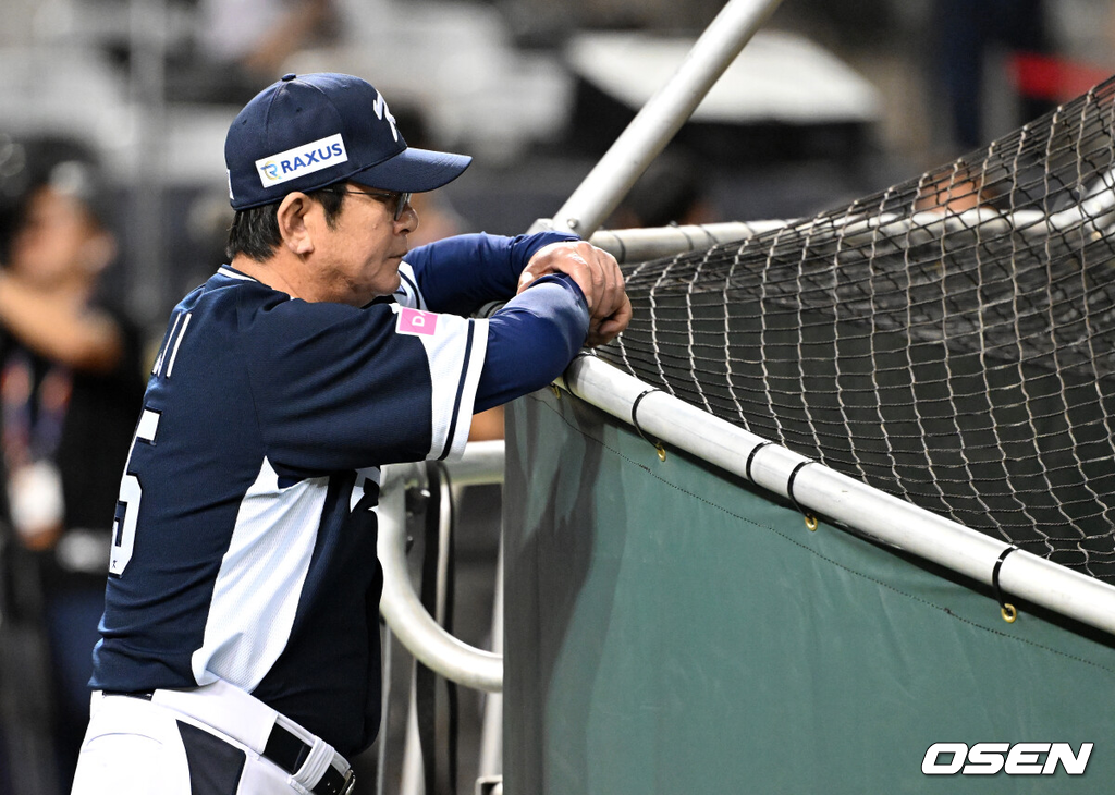 15일 오후 대만 타이베이돔에서 세계야구소프트볼연맹(WBSC) 프리미어12 2024 B조 대한민국과 일본의 경기가 열렸다.대한민국은 3차전 선발투수로 최승용, 일본은 다카하시 히로토를 내세웠다.경기에 앞서 류중일 감독이 그라운드를 바라보고 있다. 2024.11.15 /sunday@osen.co.kr