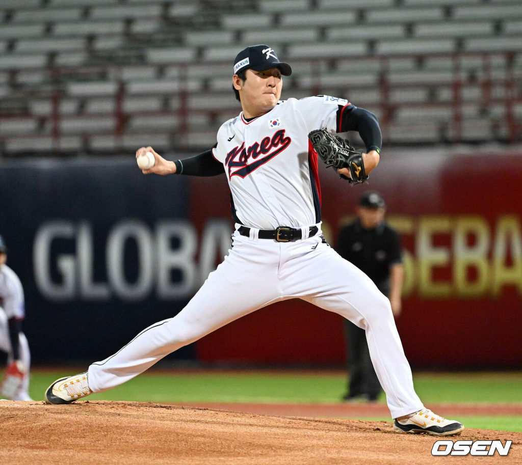 14일 오후 대만 타이베이 티엔무야구장에서 세계야구소프트볼연맹(WBSC) 프리미어12 2024 B조 2차전 대한민국과 쿠바의 경기가 열렸다.대한민국은 2차전 선발투수로 곽빈, 쿠바는 리반 모이넬로를 내세웠다.1회 대한민국 선발 곽빈이 역투하고 있다. 2024.11.14 /sunday@osen.co.kr