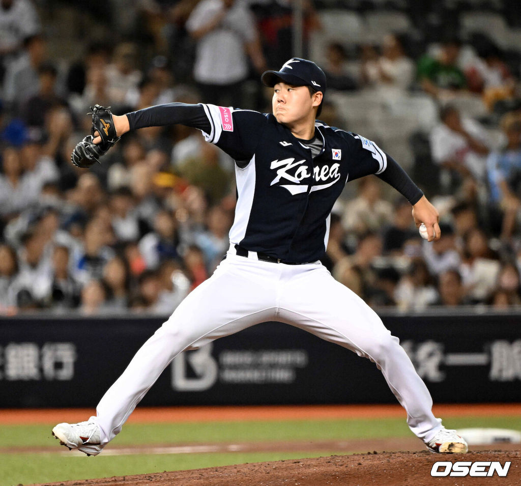 15일 오후 대만 타이베이돔에서 세계야구소프트볼연맹(WBSC) 프리미어12 2024 B조 대한민국과 일본의 경기가 열렸다.대한민국은 3차전 선발투수로 최승용, 일본은 다카하시 히로토를 내세웠다.1회말 대한민국 최승용이 역투하고 있다. 2024.11.15 /sunday@osen.co.kr