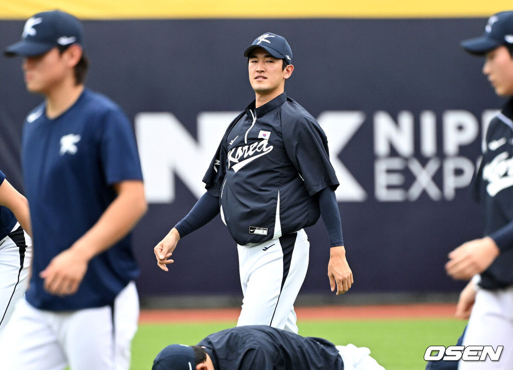 14일 오후 대만 타이베이 티엔무야구장에서 세계야구소프트볼연맹(WBSC) 프리미어12 2024 B조 2차전 대한민국과 쿠바의 경기가 열릴 예정이다.대한민국은 2차전 선발투수로 곽빈, 쿠바는 리반 모이넬로를 내세웠다.경기에 앞서 한국 고영표가 스트레칭 훈련을 하고 있다. 2024.11.14 