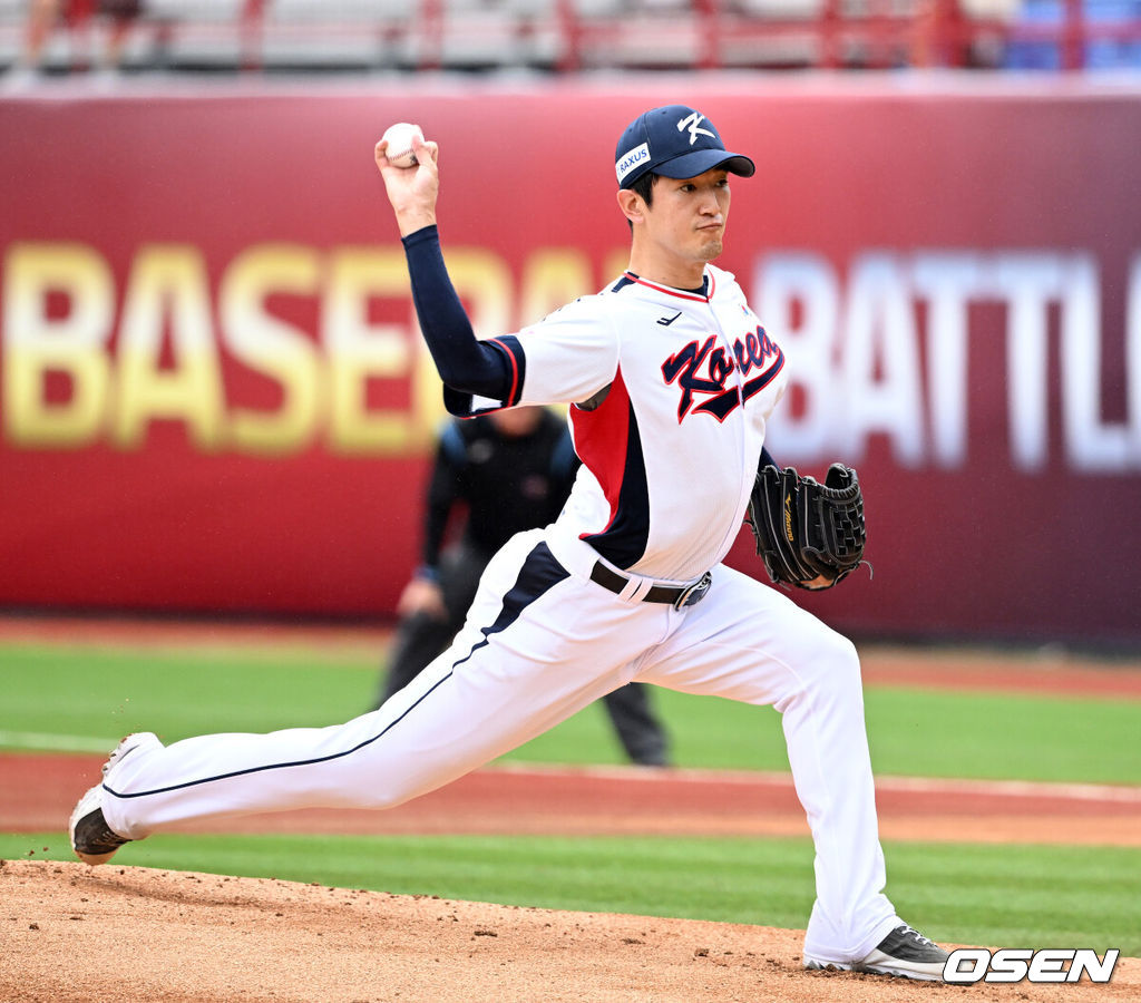 18일 오후 대만 타이베이 티엔무야구장에서 세계야구소프트볼연맹(WBSC) 프리미어12 2024 B조 대한민국과 호주의 경기가 열렸다.대한민국은 5차전 선발투수로 고영표, 호주는 티모시 애서튼을 내세웠다.1회초 무사에서 한국 선발투수 고영표가 역투하고 있다. 2024.11.18 /sunday@osen.co.kr