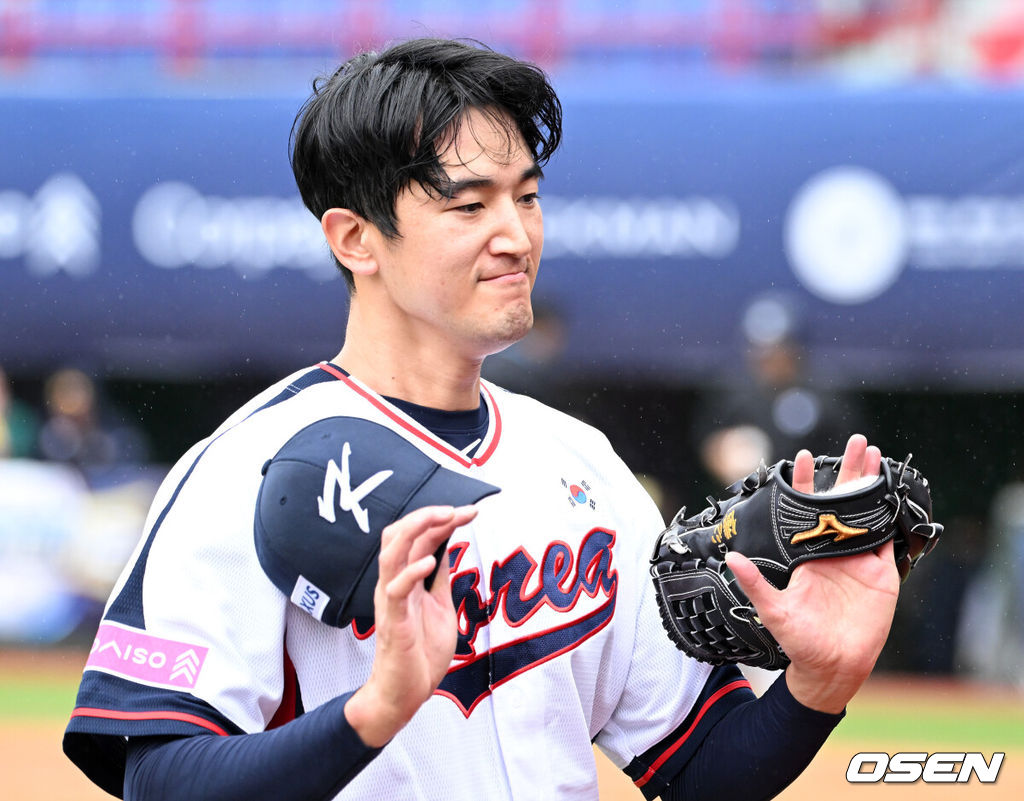 18일 오후 대만 타이베이 티엔무야구장에서 세계야구소프트볼연맹(WBSC) 프리미어12 2024 B조 대한민국과 호주의 경기가 열렸다.대한민국은 5차전 선발투수로 고영표, 호주는 티모시 애서튼을 내세웠다.4회초 2사 1루에서 한국 고영표가 마운드를 내려가고 있다. 2024.11.18 /sunday@osen.co.kr