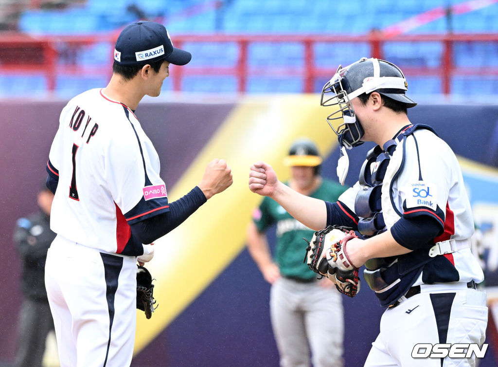 18일 오후 대만 타이베이 티엔무야구장에서 세계야구소프트볼연맹(WBSC) 프리미어12 2024 B조 대한민국과 호주의 경기가 열렸다.대한민국은 5차전 선발투수로 고영표, 호주는 티모시 애서튼을 내세웠다.4회초 2사 1루에서 한국 고영표가 마운드를 내려가며 김형준과 하이파이브를 하고 있다. 2024.11.18 /