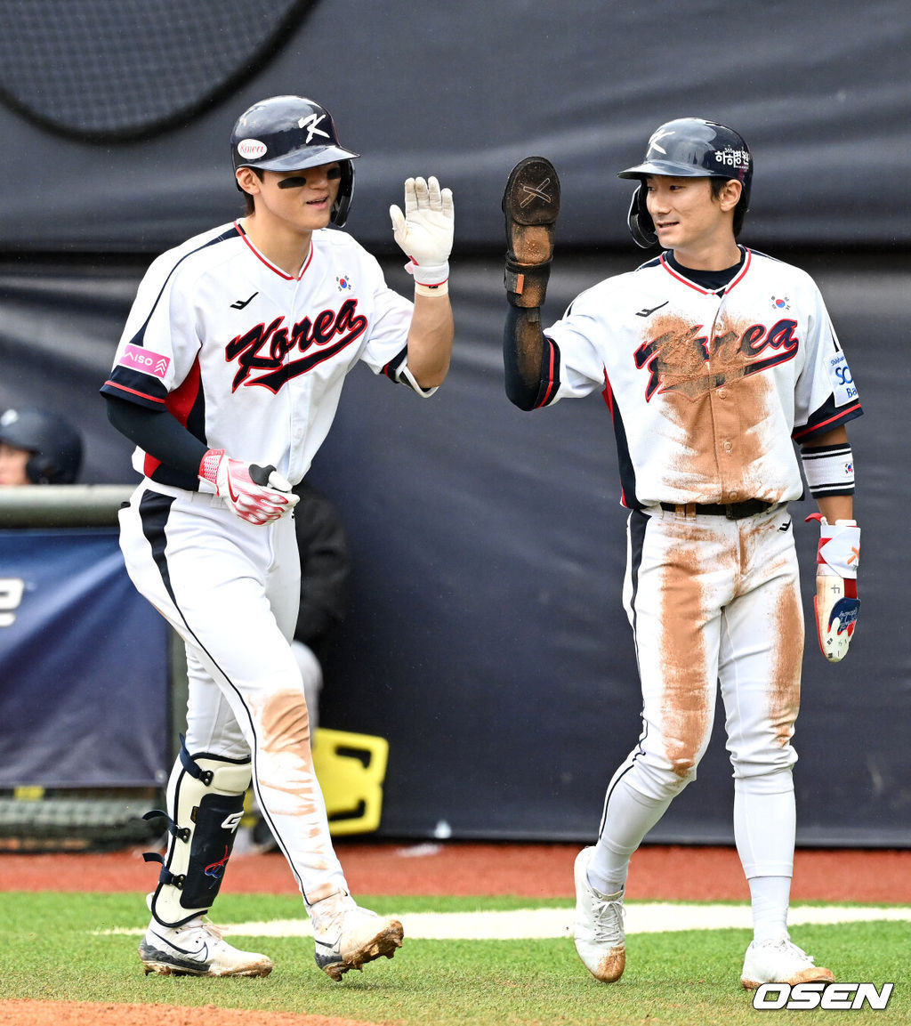 18일 오후 대만 타이베이 티엔무야구장에서 세계야구소프트볼연맹(WBSC) 프리미어12 2024 B조 대한민국과 호주의 경기가 열렸다.대한민국은 5차전 선발투수로 고영표, 호주는 티모시 애서튼을 내세웠다.6회말 2사 1루에서 한국 김도영이 투런 홈런을 치고 홈에서 신민재와 하이파이브를 하고 있다. 2024.11.18 /sunday@osen.co.kr