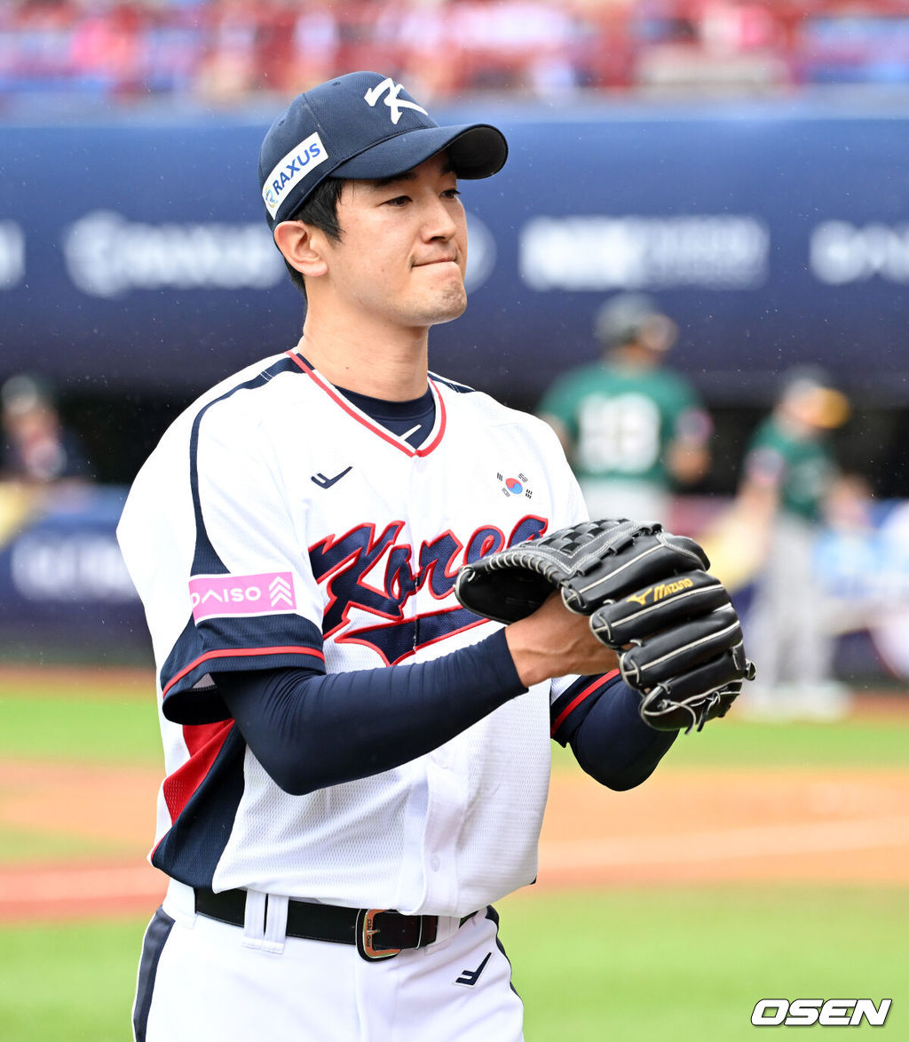 18일 오후 대만 타이베이 티엔무야구장에서 세계야구소프트볼연맹(WBSC) 프리미어12 2024 B조 대한민국과 호주의 경기가 열렸다.대한민국은 5차전 선발투수로 고영표, 호주는 티모시 애서튼을 내세웠다.2회초 2사에서 한국 고영표가 호주 홀을 땅볼로 처리하고 더그아웃으고 가고 있다. 2024.11.18 /sunday@osen.co.kr