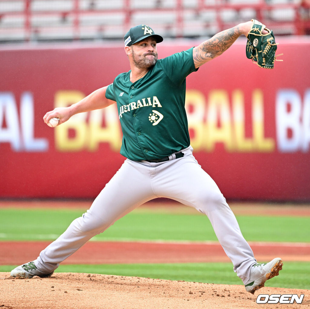 18일 오후 대만 타이베이 티엔무야구장에서 세계야구소프트볼연맹(WBSC) 프리미어12 2024 B조 대한민국과 호주의 경기가 열렸다.대한민국은 5차전 선발투수로 고영표, 호주는 티모시 애서튼을 내세웠다.1회말 무사에서 호주 선발투수 티모시 애서튼이 역투하고 있다. 2024.11.18 /sunday@osen.co.kr