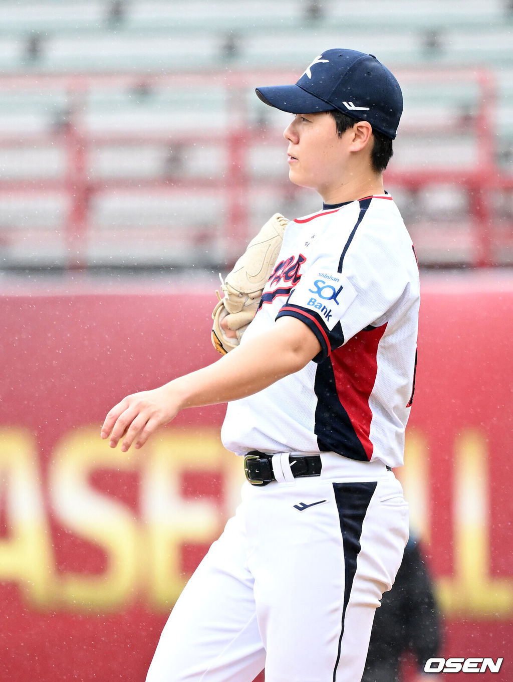 18일 오후 대만 타이베이 티엔무야구장에서 세계야구소프트볼연맹(WBSC) 프리미어12 2024 B조 대한민국과 호주의 경기가 열렸다.대한민국은 5차전 선발투수로 고영표, 호주는 티모시 애서튼을 내세웠다.5회초 2사 만루에서 한국 최승용이 호주 바자나에게 밀어내기 볼넷을 허용하고 있다. 2024.11.18 /sunday@osen.co.kr