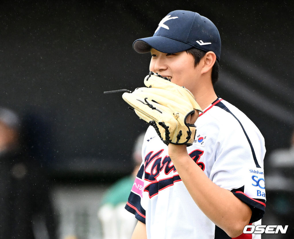 18일 오후 대만 타이베이 티엔무야구장에서 세계야구소프트볼연맹(WBSC) 프리미어12 2024 B조 대한민국과 호주의 경기가 열렸다.대한민국은 5차전 선발투수로 고영표, 호주는 티모시 애서튼을 내세웠다.6회초 1사 1,3루에서 한국 김택연이 호주 홀을 외야플라이로 처리하고 미소짓고 있다. 2024.11.18 /sunday@osen.co.kr