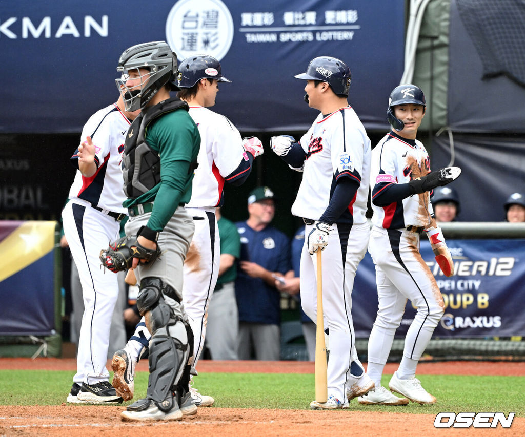 18일 오후 대만 타이베이 티엔무야구장에서 세계야구소프트볼연맹(WBSC) 프리미어12 2024 B조 대한민국과 호주의 경기가 열렸다.대한민국은 5차전 선발투수로 고영표, 호주는 티모시 애서튼을 내세웠다.6회말 2사 1루에서 한국 김도영이 투런 홈런을 치고 홈에서 동료들과 하이파이브를 하고 있다. 2024.11.18 /