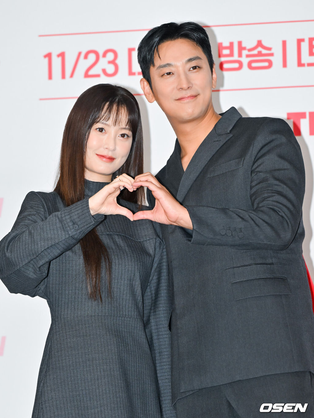 18일 오후 서울 구로구 라마다서울신도림호텔에서 tvN 새 토일드라마 ‘사랑은 외나무다리에서’ 제작발표회가 진행됐다.'사랑은 외나무다리에서'는 원수의 집안에서 같은 날 같은 이름으로 태어난 남자 석지원과 여자 윤지원이 열여덟의 여름 아픈 이별 후, 18년 만에 재회한 철천지원수들의 전쟁 같은 로맨스를 그린 드라마다.배우 정유미와 주지훈이 포즈를 취하고 있다.  2024.11.18 / soul1014@osen.co.kr