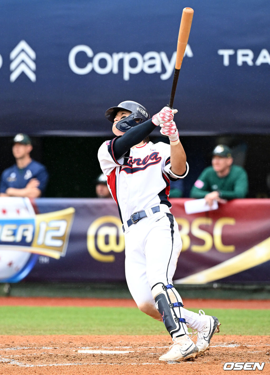 18일 오후 대만 타이베이 티엔무야구장에서 세계야구소프트볼연맹(WBSC) 프리미어12 2024 B조 대한민국과 호주의 경기가 열렸다.대한민국은 5차전 선발투수로 고영표, 호주는 티모시 애서튼을 내세웠다.6회말 2사 1루에서 한국 김도영이 투런 홈런을 치고 있다. 2024.11.18 /sunday@osen.co.kr