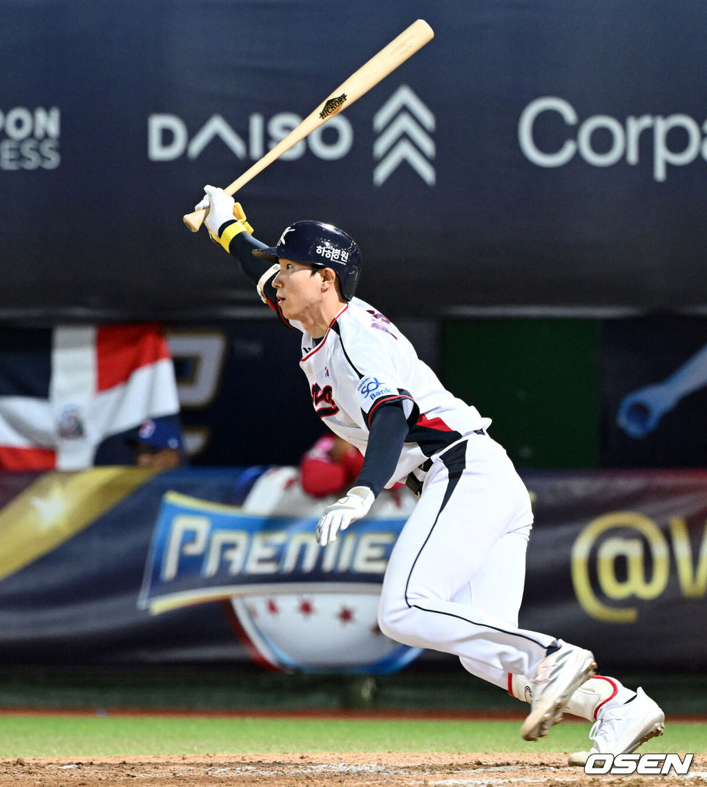 16일 오후 대만 타이베이 티엔무야구장에서 세계야구소프트볼연맹(WBSC) 프리미어12 2024 B조 대한민국과 도미니카공화국의 경기가 열렸다.대한민국은 4차전 선발투수로 임찬규, 도미니카공화국은 프랑클린 킬로메를 내세웠다.8회말 2사 2,3루에서 한국 박성한이 우중간 2타점 적시 3루타를 치고 있다. 2024.11.16 /sunday@osen.co.kr