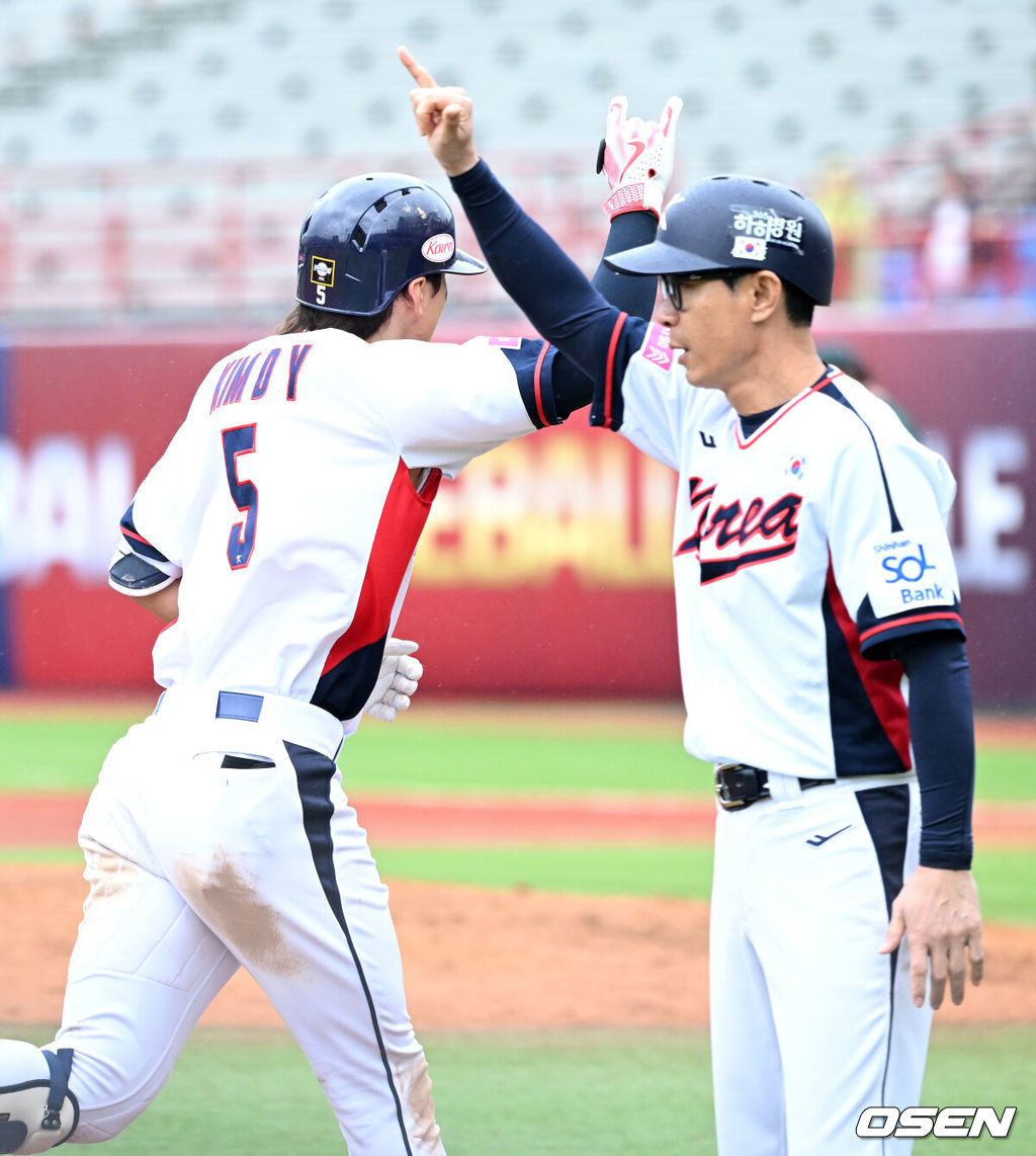 18일 오후 대만 타이베이 티엔무야구장에서 세계야구소프트볼연맹(WBSC) 프리미어12 2024 B조 대한민국과 호주의 경기가 열렸다.대한민국은 5차전 선발투수로 고영표, 호주는 티모시 애서튼을 내세웠다.6회말 2사 1루에서 한국 김도영이 투런 홈런을 치고 김재걸 코치와 환호하고 있다. 2024.11.18 /sunday@osen.co.kr