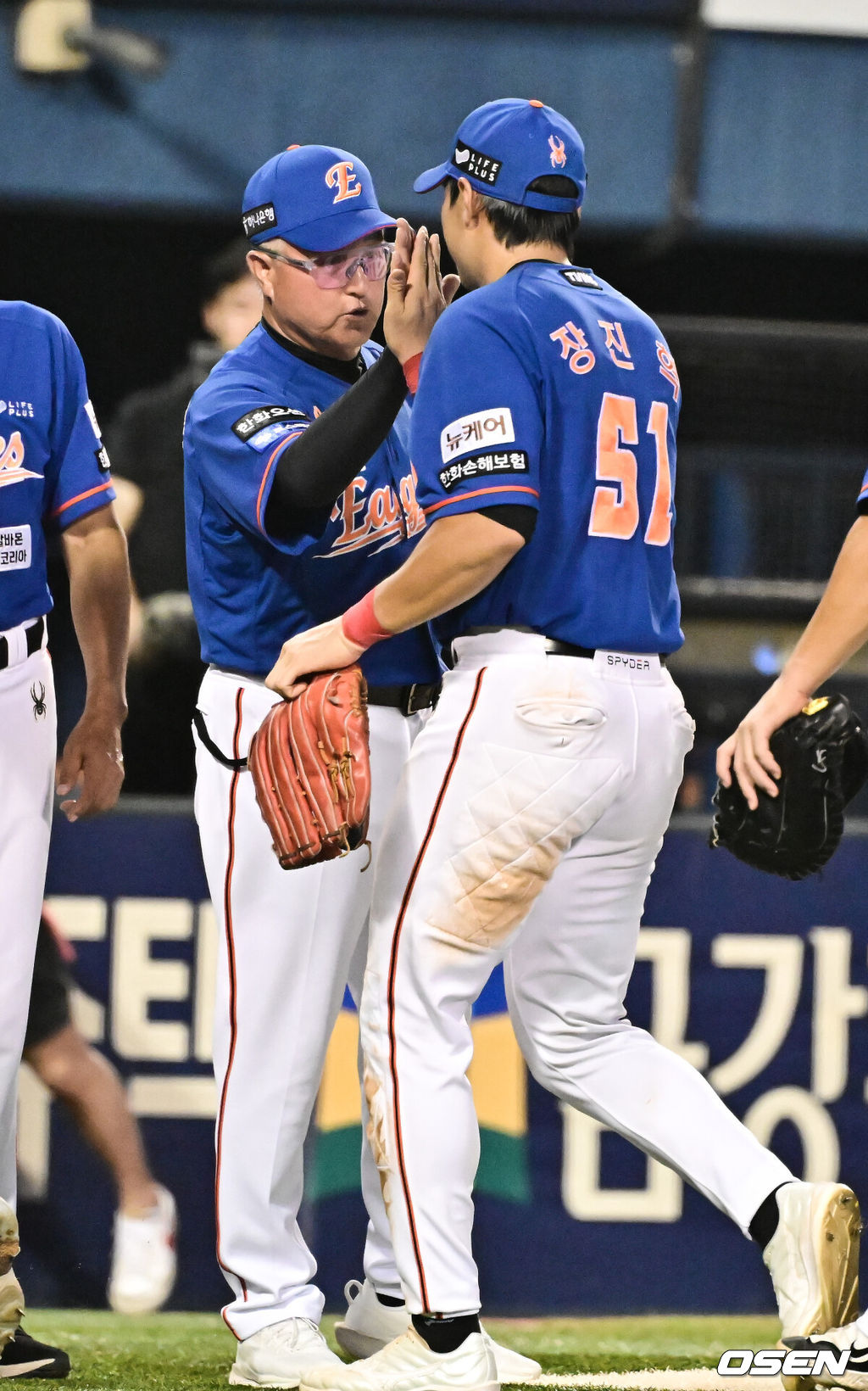 한화 김경문 감독(왼쪽)이 홈런 포함 4안타 4타점 맹활약한 장진혁과 하이파이브를 하고 있다.  2024.08.23 / soul1014@osen.co.kr