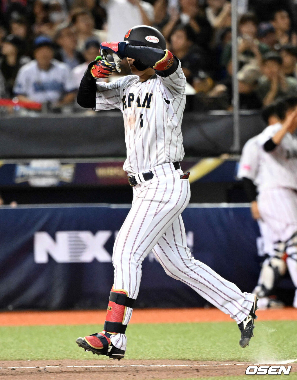 15일 오후 대만 타이베이돔에서 세계야구소프트볼연맹(WBSC) 프리미어12 2024 B조 대한민국과 일본의 경기가 열렸다.대한민국은 3차전 선발투수로 최승용, 일본은 다카하시 히로토를 내세웠다.7회말 1사 1루에서 일본 모리시타가 중월 투런포를 날리며 기뻐하고 있다. 2024.11.15 /sunday@osen.co.kr