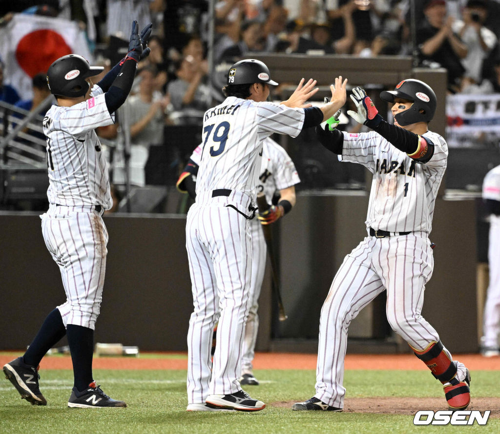 15일 오후 대만 타이베이돔에서 세계야구소프트볼연맹(WBSC) 프리미어12 2024 B조 대한민국과 일본의 경기가 열렸다.대한민국은 3차전 선발투수로 최승용, 일본은 다카하시 히로토를 내세웠다.7회말 1사 1루에서 일본 모리시타가 중월 투런포를 날리며 동료선수들과 기뻐하고 있다. 2024.11.15 /sunday@osen.co.kr