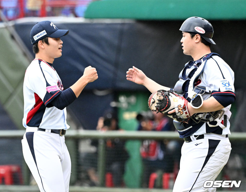 류중일 감독이 이끄는 한국 야구대표팀은 18일 대만 타이베이 티엔무야구장에서 열린 2024 WBSC 프리미어12 B조 조별예선 호주와의 최종전에서 5-2로 승리했다. 경기 종료 후 한국 박영현과 김형준이 승리의 기쁨을 나누고 있다.  2024.11.17 /sunday@osen.co.kr