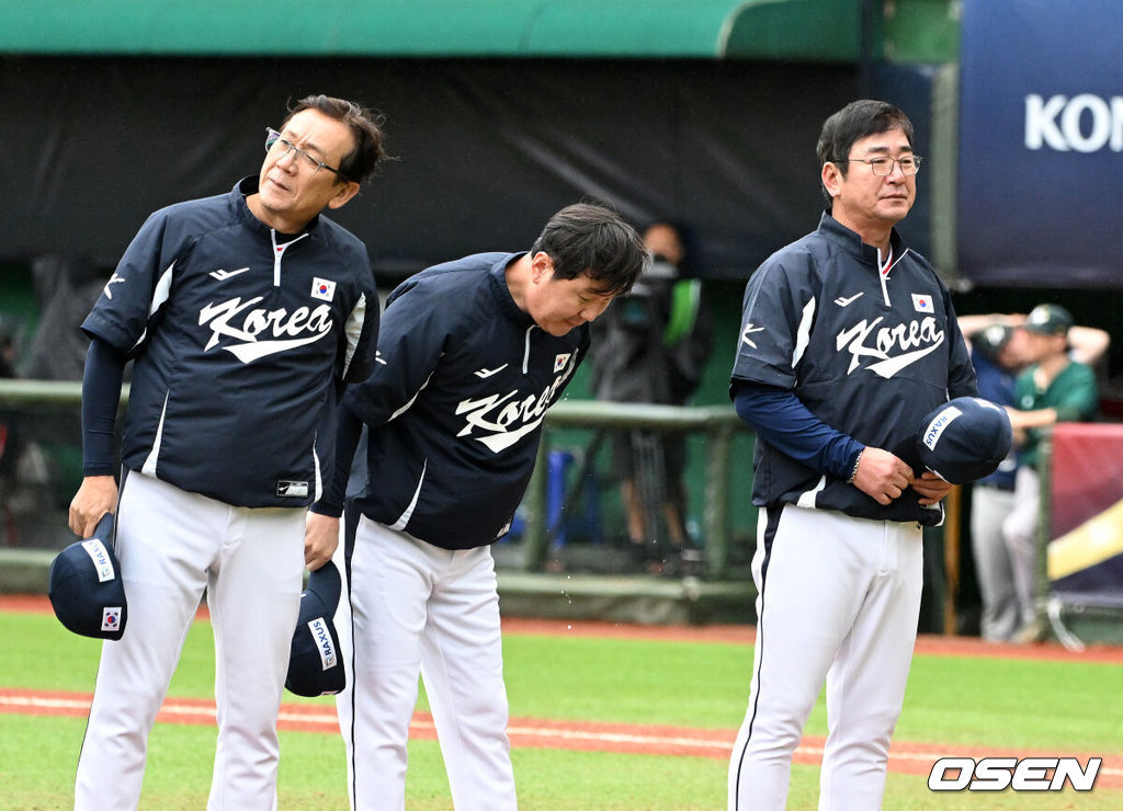 류중일 감독이 이끄는 한국 야구대표팀은 18일 대만 타이베이 티엔무야구장에서 열린 2024 WBSC 프리미어12 B조 조별예선 호주와의 최종전에서 5-2로 승리했다. 경기 종료 후 한국 류중일 감독이 관중석을 향해 인사를 하고 있다.  2024.11.17 /sunday@osen.co.kr