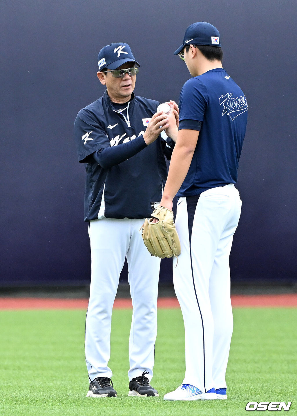 14일 오후 대만 타이베이 티엔무야구장에서 세계야구소프트볼연맹(WBSC) 프리미어12 2024 B조 2차전 대한민국과 쿠바의 경기가 열릴 예정이다.대한민국은 2차전 선발투수로 곽빈, 쿠바는 리반 모이넬로를 내세웠다.경기에 앞서 한국 김서현이 최일언 코치의 지도를 받고 있다. 2024.11.14 /sunday@osen.co.kr