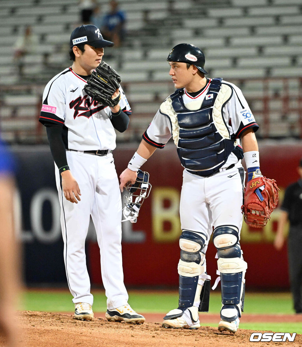 14일 오후 대만 타이베이 티엔무야구장에서 세계야구소프트볼연맹(WBSC) 프리미어12 2024 B조 2차전 대한민국과 쿠바의 경기가 열렸다.대한민국은 2차전 선발투수로 곽빈, 쿠바는 리반 모이넬로를 내세웠다.4회초 1사 1루에서 대한민국 박동원이 마운드에 올라 곽빈과 이야기를 나누고 있다. 2024.11.14 /sunday@osen.co.kr