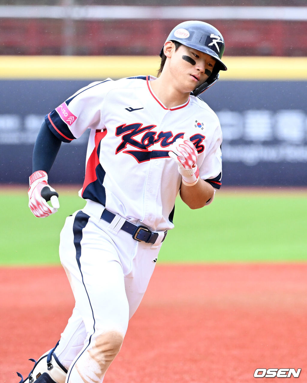 18일 오후 대만 타이베이 티엔무야구장에서 세계야구소프트볼연맹(WBSC) 프리미어12 2024 B조 대한민국과 호주의 경기가 열렸다.대한민국은 5차전 선발투수로 고영표, 호주는 티모시 애서튼을 내세웠다.6회말 2사 1루에서 한국 김도영이 투런 홈런을 치고 그라운드를 돌고 있다. 2024.11.18 /sunday@osen.co.kr