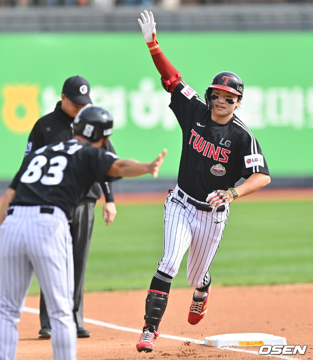 9일 수원KT위즈파크에서 2024 신한 SOL뱅크 KBO 포스트시즌 준플레이오프 4차전 KT 위즈와 LG 트윈스의 경기가 진행된다.이날 KT는 쿠에바스를, LG는 엔스를 선발투수로 내세웠다. 2회초 2사 LG 박해민이 김현수 이어 백투백 홈런을 날린뒤 기뻐하고 있다.  2024.10.09 / soul1014@osen.co.kr