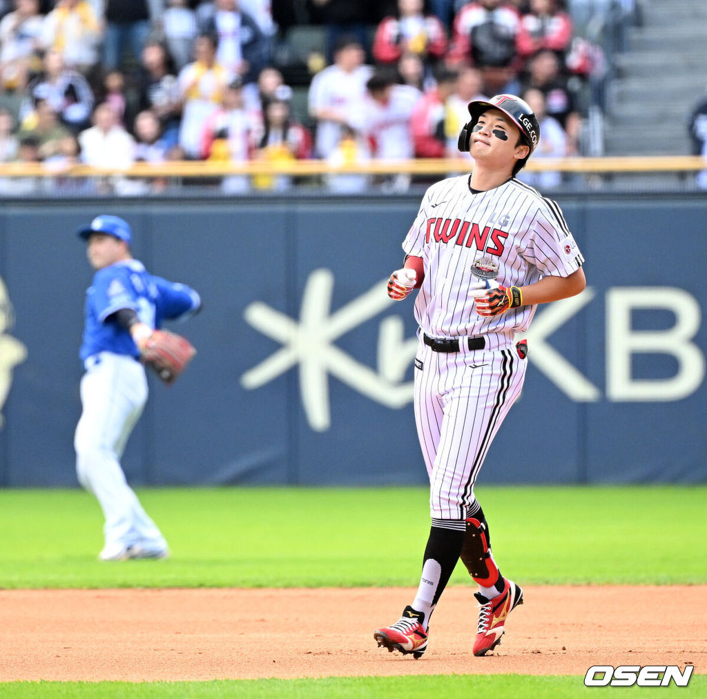 19일 서울 잠실야구장에서 ‘2024 신한 SOL뱅크 KBO 포스트시즌’ 플레이오프 4차전 LG 트윈스와 삼성 라이온즈의 경기가 열렸다. LG는 엔스, 삼성은 레예스를 4차전 선발 투수로 내세웠다. 6회말 무사에서 LG 박해민이 잘맞은 타구가 잡히자 아쉬워하고 있다. 2024.10.19 / sunday@osen.co.kr