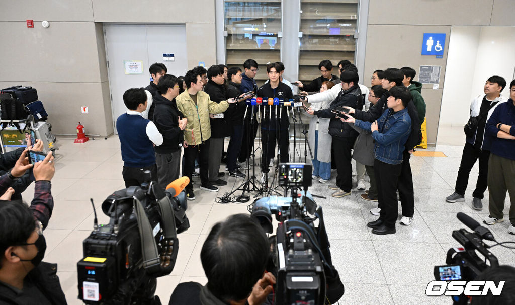 '2024 세계야구소프트볼연맹(WBSC) 프리미어12'를 마친 대한민국 야구대표팀이 19일 오후 인천국제공항을 통해 귀국했다.김도영이 인터뷰를 하고 있다. 2024.11.19 /sunday@osen.co.kr