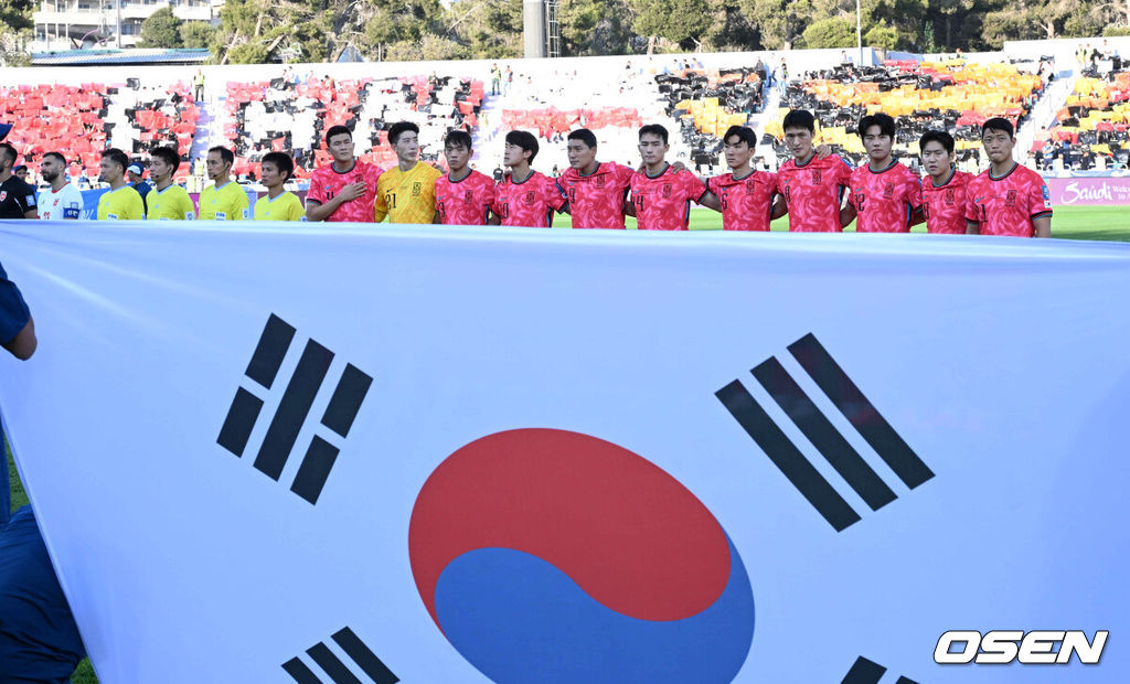 10일 오후(한국시간) 요르단 암만 국제경기장에서 2026 국제축구연맹(FIFA) 북중미월드컵 아시아 3차 예선 B조 3차전 한국과 요르단의 경기가 열렸다.다득점에서 앞선 요르단(1승1무, 4골)이 조 선두, 한국(1승1무, 3골)은 2위다. 한국이 조 선두를 탈환하려면 반드시 요르단을 잡아야 한다.경기에 앞서 한국 선수들이 국민의례를 하고 있다. 2024.10.10 /spjj@osen.co.kr