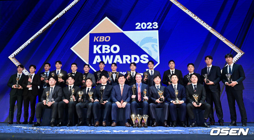 27일 오후 서울 중구 소공동 웨스틴조선호텔 그랜드볼룸에서 ‘2023 신한은행 SOL KBO 시상식’이 열렸다.이날 NC 다이노스 ‘에이스’ 노릇을 한 외국인 투수 에릭 페디가 2023년 KBO리그 MVP로 뽑혔다. 신인상에는 한화 문동주.KBO 허구연 총재가 수상자들과 포토타임을 하고 있다. 2023.11.27 / jpnews.osen.co.kr