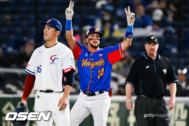 [사진] 베네수엘라 에르난 페레즈가 4회 안타를 치고 나간 뒤 기뻐하고 있다. ⓒGettyimages(무단전재 및 재배포 금지)