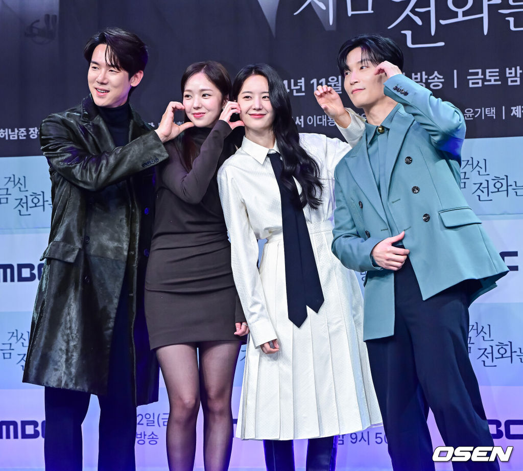 21일 오후 서울 상암동 MBC에서 MBC 새 금토드라마 ‘지금 거신 전화는’(극본 김지운, 연출 박상우 위득규) 제작발표회가 열렸다.‘지금 거신 전화는’은 협박 전화로 시작된, 정략결혼 3년 차 쇼윈도 부부의 시크릿 로맨스릴러다.배우 유연석, 채수빈, 장규리, 허남준이 포토타임을 하고 있다. 2024.11.21 / jpnews@osen.co.kr