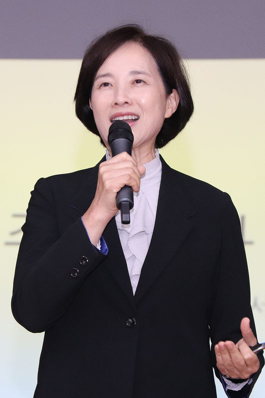 유은혜 전(前) 교육부 장관이 우석대 학생들에게 민주주의의 역사와 의미를 설명하며 사회에서 포용과 존중을 발휘해 달라고 주문했다. / 우석대