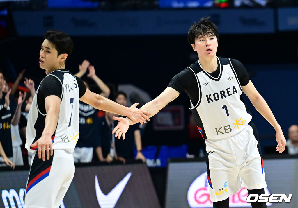 21일 오후 경기 고양시 고양소노아레나에서 ‘2025 국제농구연맹(FIBA) 아시아컵’ 예선 대한민국과 인도네시아의 경기가 열렸다. 현재 한국은 1승 1패로 2전 전승을 거둔 호주에 이어 A조 2위를 달리고 있다. 4쿼터 대한민국 이현중, 유기상이 득점에 기쁨을 나누고 있다 . 2024.11.21 / ksl0919@osen.co.kr