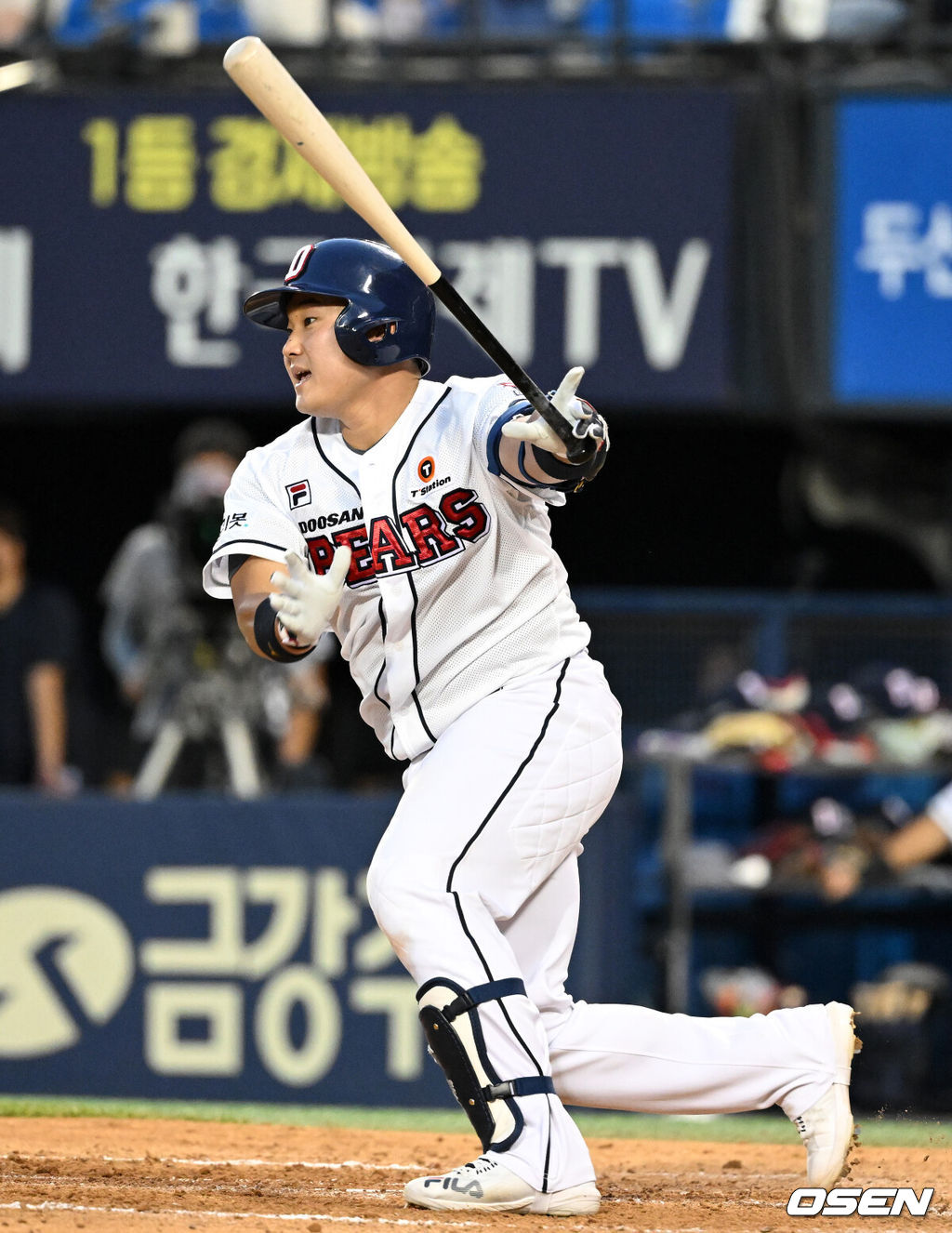 28일 오후 서울 잠실구장에서 2022 신한은행 SOL KBO리그 두산 베어스와 롯데 자이언츠의 경기가 열렸다.4회말 2사 만루에서 두산 안승한이 2타점 좌전 적시타를 날리고 있다. 2022.07.28 /jpnews@osen.co.kr