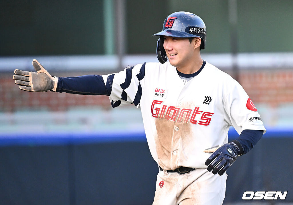 29일 울산 문수야구장에서 2024 울산-KBO Fall League 롯데 자이언츠와 NC 다이노스의 결승 경기가 열렸다. 롯데 자이언츠는 현도훈이 선발 출전하고 NC 다이노스는 이용준이 선발 출전했다. 롯데 자이언츠  추재현이 5회말 2사 3루 소한빈의 1타점 적시타때 득점을 올리고 기뻐하고 있다. 2024.10.29 / foto0307@osen.co.kr