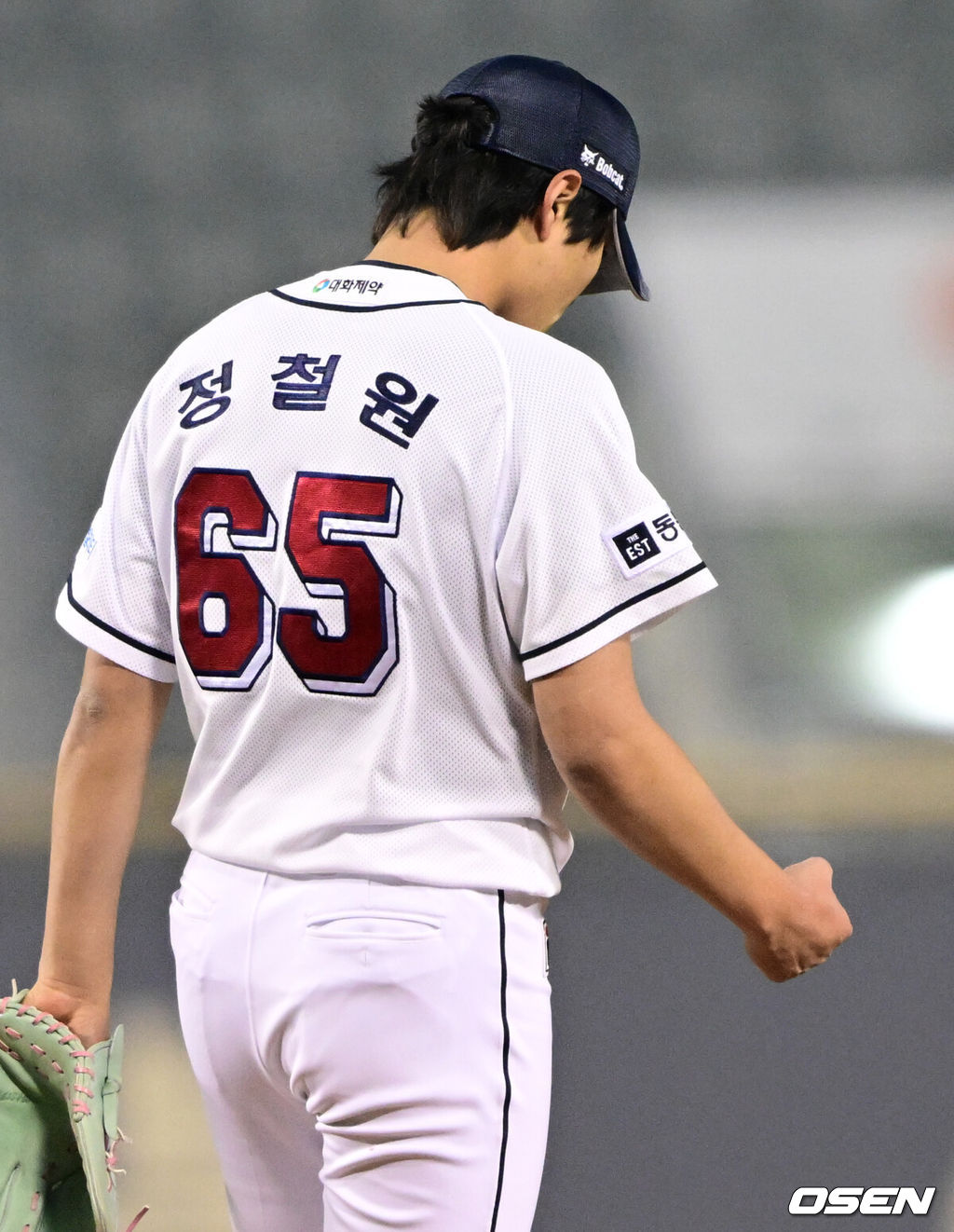 6일 오후 서울 잠실야구장에서 ‘2023 신한은행 SOL KBO리그’ 두산 베어스와 NC 다이노스의 경기가 열렸다.8회초 2사 만루 두산 정철원이 NC 천재환을 삼진으로 돌려세운뒤 주먹을 쥐고 있다. 2023.04.06 /cej@osen.co.kr