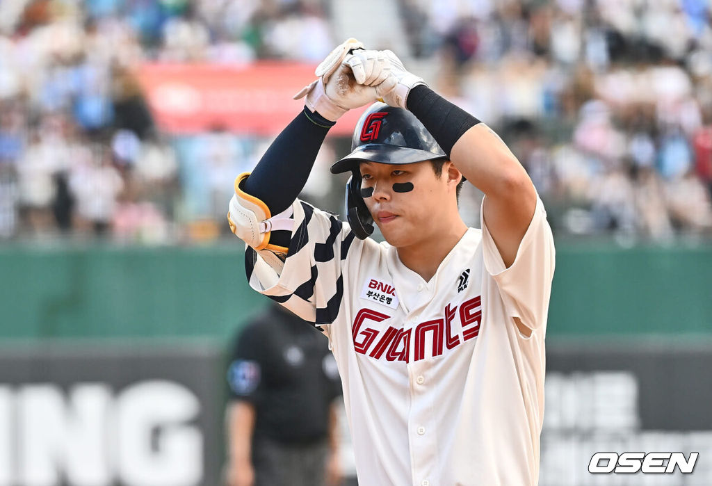 15일 부산 사직야구장에서 2024 신한 SOL 뱅크 KBO 리그 롯데 자이언츠와 한화 이글스의 경기가 열렸다. 홈팀 롯데는 윌커슨이 선발 출전하고 한화는 와이스가 선발 출전했다.롯데 자이언츠 고승민이 7회말 1사 만루 우중간 2타점 안타를 치고 세리머니를 하고 있다. 2024.09.15 / foto0307@osen.co.kr