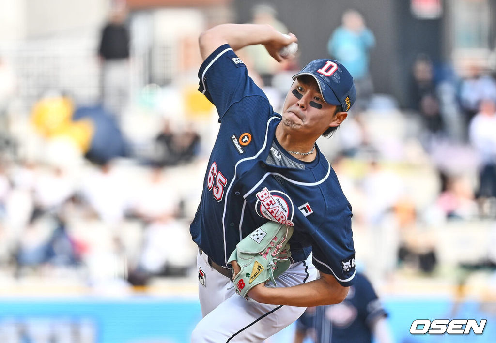 23일 창원 NC파크에서 2024 신한 SOL 뱅크 KBO 리그 NC 다이노스와 두산 베어스의 개막 경기가 열렸다. 두산 베어스 정철원이 역투하고 있다. 2024.03.23 / foto0307@osen.co.kr