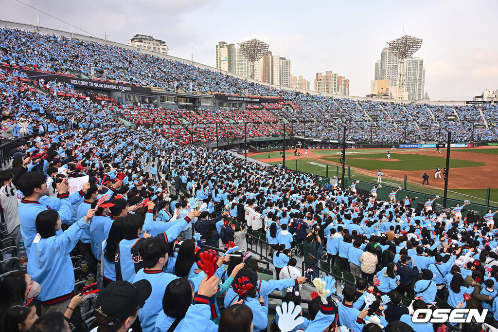 30일 부산 사직구장에서 2024 신한 SOL 뱅크 KBO 리그 롯데 자이언츠와 NC 다이노스의 경기가 열렸다. 롯데 자이언츠 팬들이 바다 바람막이를 입고 응원을 하고 있다. 2024.03.30 / foto0307@osen.co.kr