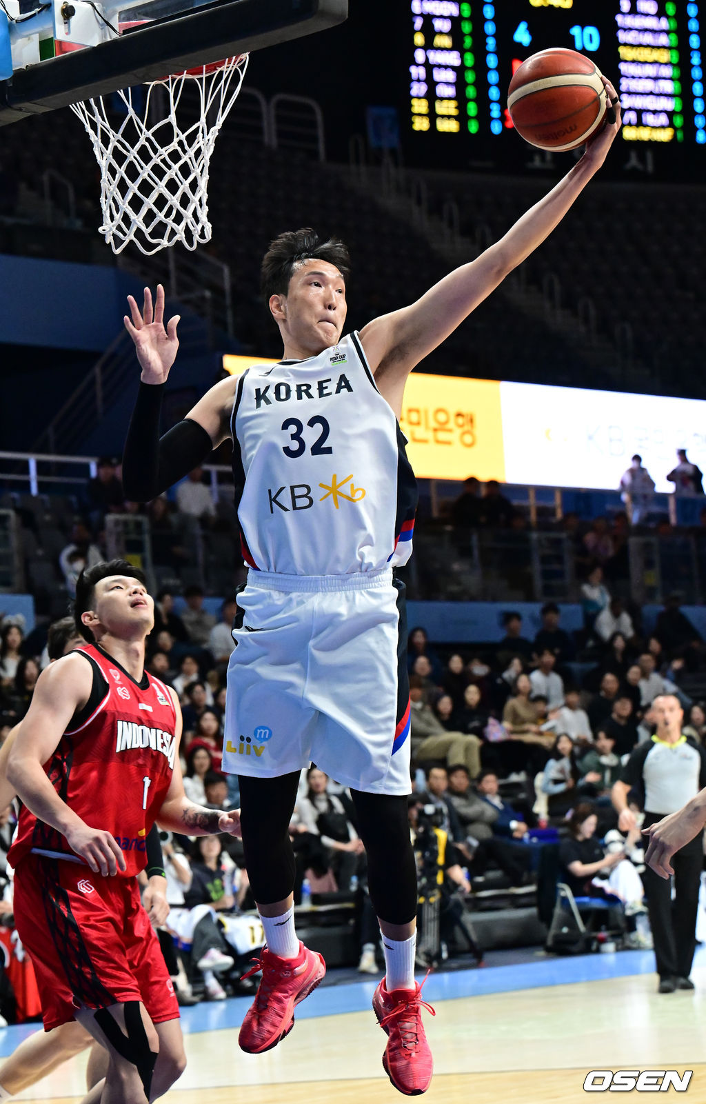 21일 오후 경기 고양시 고양소노아레나에서 ‘2025 국제농구연맹(FIBA) 아시아컵’ 예선 대한민국과 인도네시아의 경기가 열렸다. 현재 한국은 1승 1패로 2전 전승을 거둔 호주에 이어 A조 2위를 달리고 있다. 1쿼터 대한민국 이종현이 리바운드를 하고 있다. 2024.11.21 / ksl0919@osen.co.kr