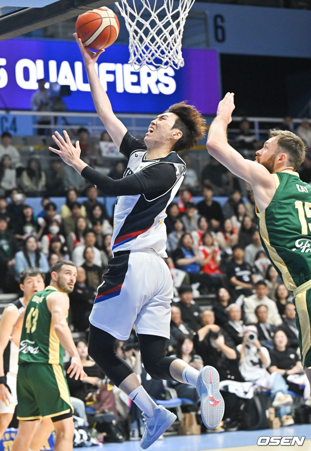 24일 고양 소노 아레나에서 2025 국제농구연맹(FIBA) 아시아컵 예선 A조 한국과 호주의 경기가 진행됐다.조별리그 6경기 중 3경기를 마친 한국은 조 2위를 유지하며 각 조 2위까지 주어지는 아시아컵 본선 직행에 도전하고 있다. 1쿼터 이우석이 리버스레이업슛을 성공시키고 있다.    2024.11.24   / soul1014@osen.co.kr