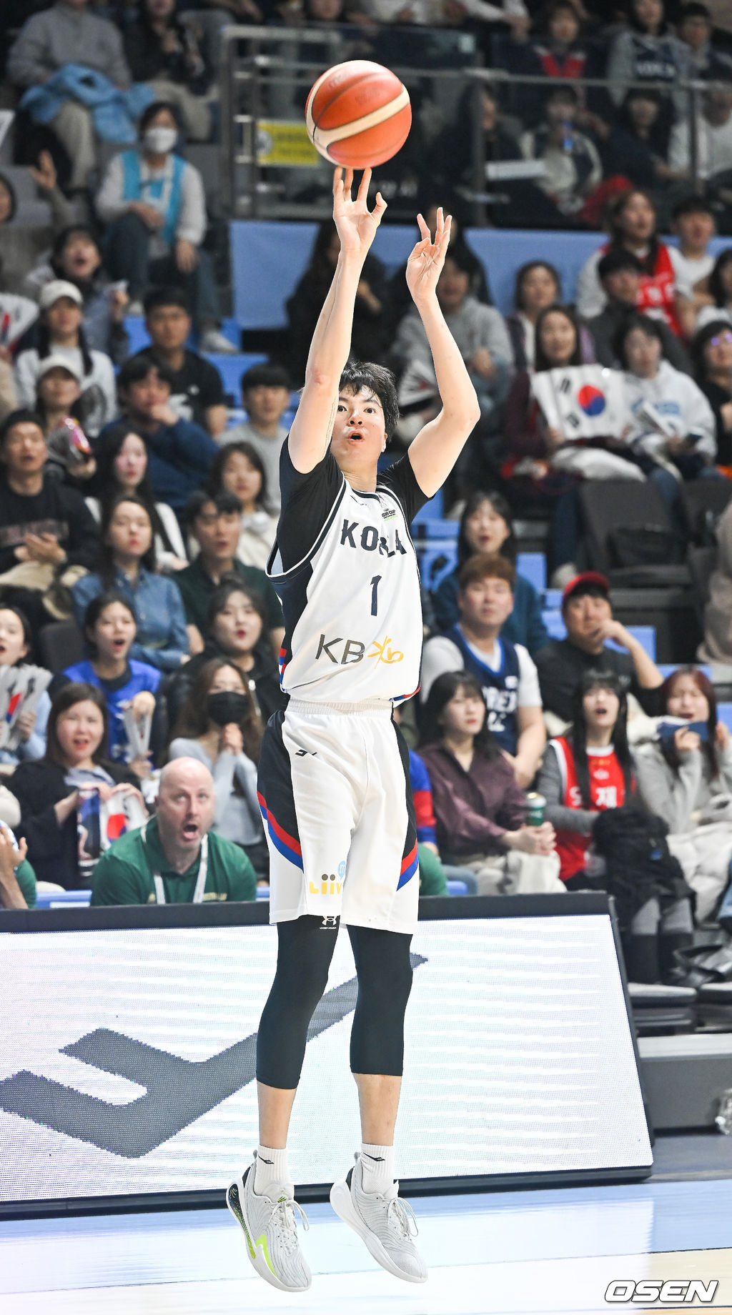 24일 고양 소노 아레나에서 2025 국제농구연맹(FIBA) 아시아컵 예선 A조 한국과 호주의 경기가 진행됐다.조별리그 6경기 중 3경기를 마친 한국은 조 2위를 유지하며 각 조 2위까지 주어지는 아시아컵 본선 직행에 도전하고 있다. 3쿼터 이현중이 3점슛을 시도하고 있다. 2024.11.24   / soul1014@osen.co.kr